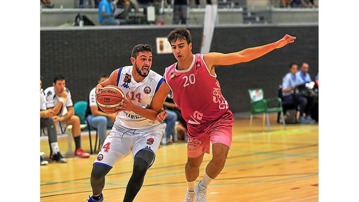 Astilleros intenta superar en dribling al universitario Martínez ayer en Cigales en el Trofeo Diputación.-M. G. E.