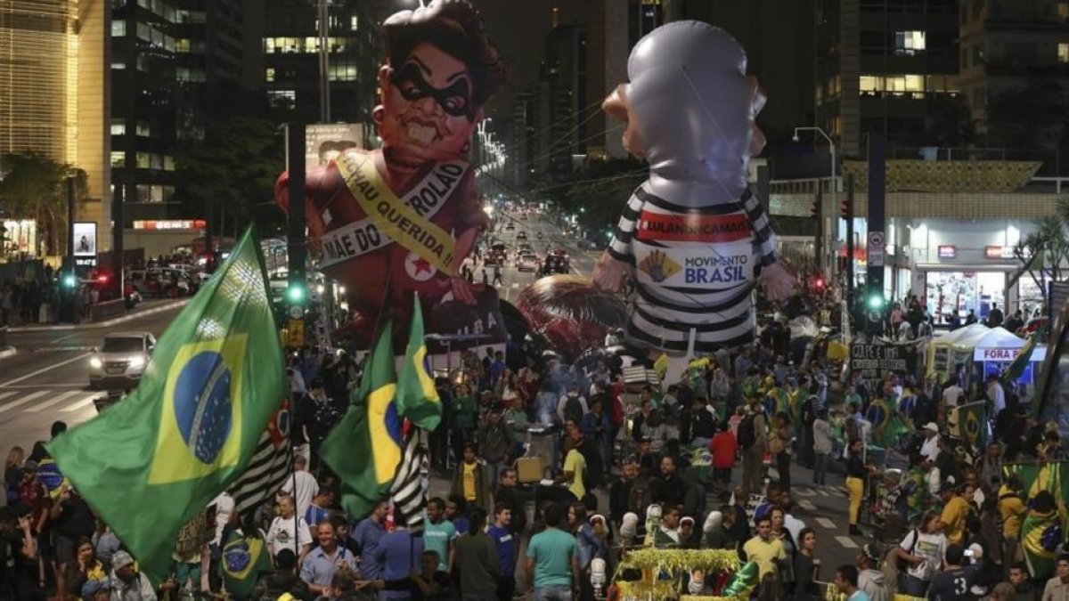 Manifestantes protestan con muñecos gigantes que representan a Dilma Rousseff y al expresidente Lula, en Sao Paulo, el 11 de mayo.-EFE / SEBASTIAO MOREIRA