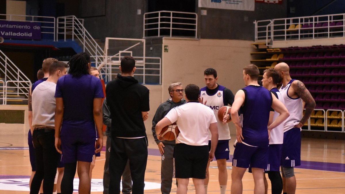 Paco garcía se dirige a sus jugadores en su primer entrenamiento. / ALBA MARTÍN / RVB