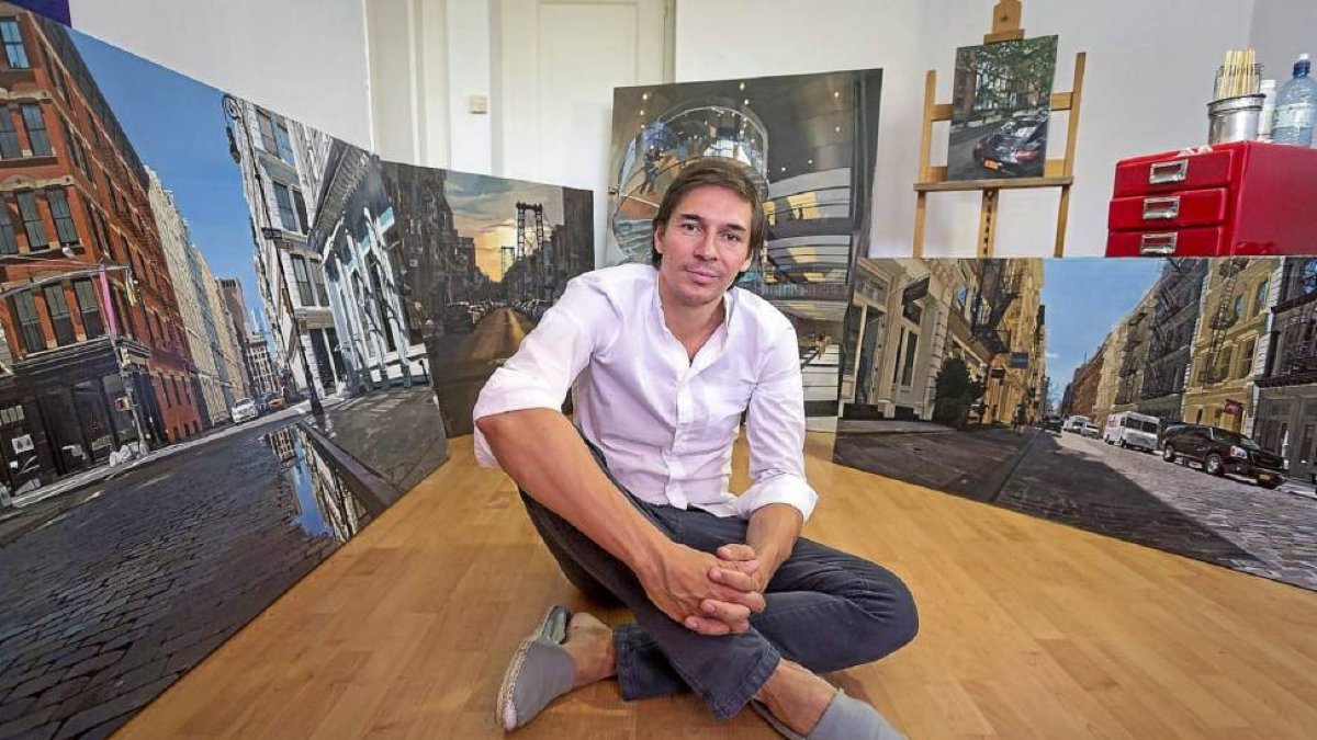 El vallisoletano Luis Pérez posa junto a varias de las obras que llevará a la londinense Plus One Gallery.-Miguel Ángel Santos