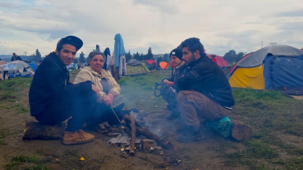 La familia Kejerol, que dejó atrás Alepo, en el campo de refugiados de Idomeni.-JAVIER TRIANA