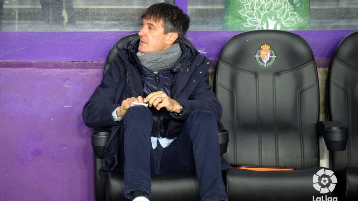 Pacheta toma notas en el banquillo de Zorrilla. / LA LIGA