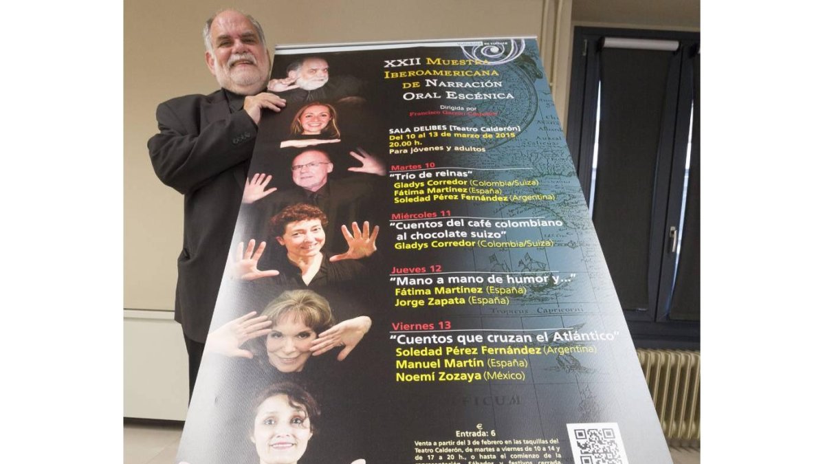 Francisco Garzón Céspedes junto al cartel del certamen-Pablo Requejo