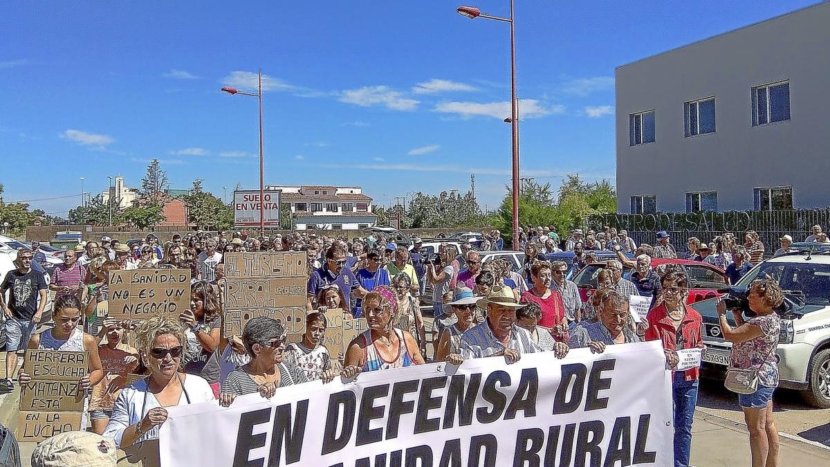 Manifestación en Valencia de Don Juan por la falta de consultas médicas.-ICAL