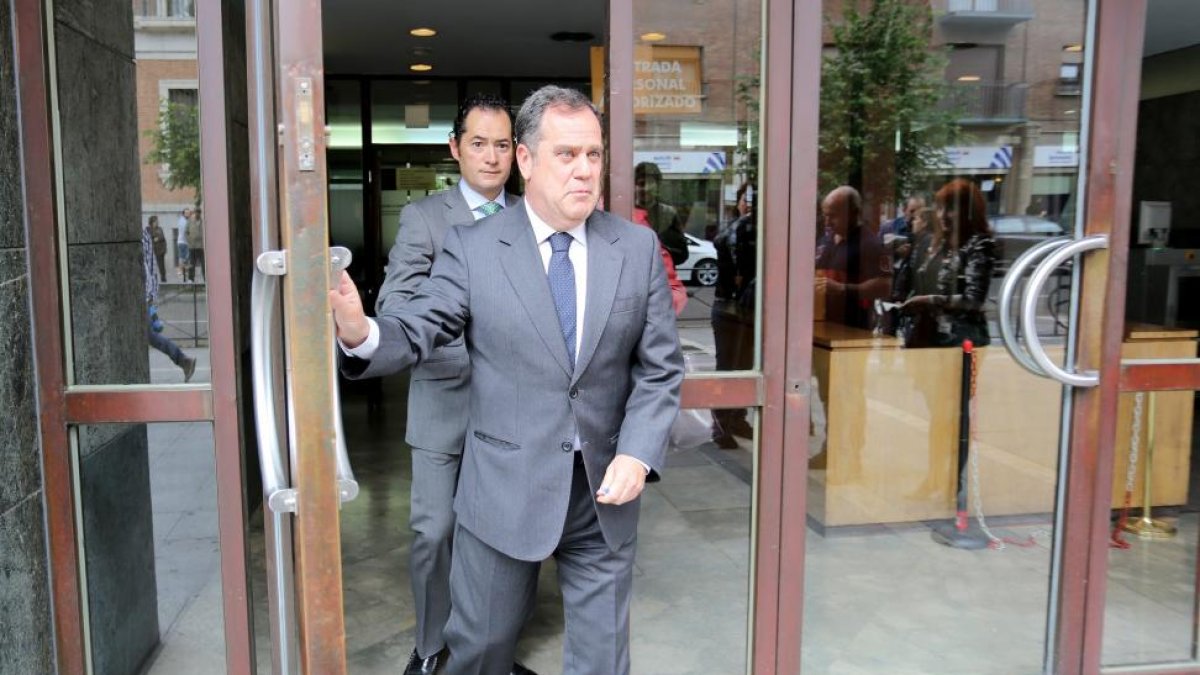 El delegado territorial de la Junta en Valladolid, Pablo Trillo, al finalizar su declaración en los Juzgados de Valladolid por la operación de compra del edificio Perla Negra, la sede que la Junta tiene en Arroyo de la Encomienda-ICAL