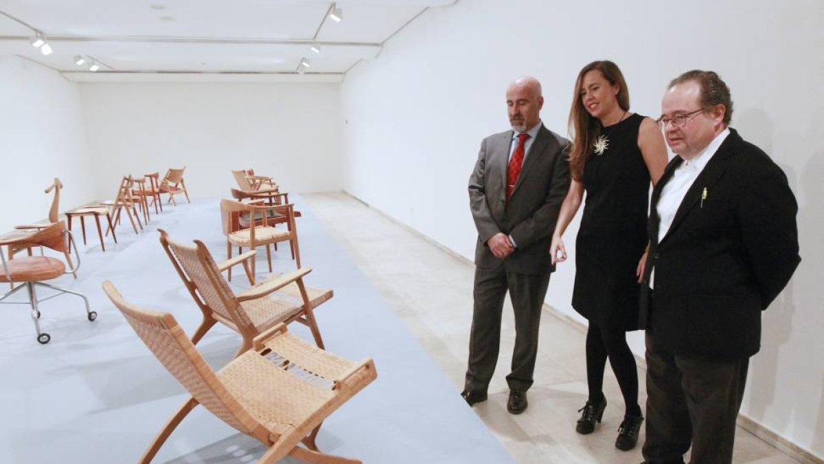 Manuel Vecino, Cristina Fontaneda  y Primitivo González contemplan ayer algunas de las sillas de Wegner.-J. M. Lostau