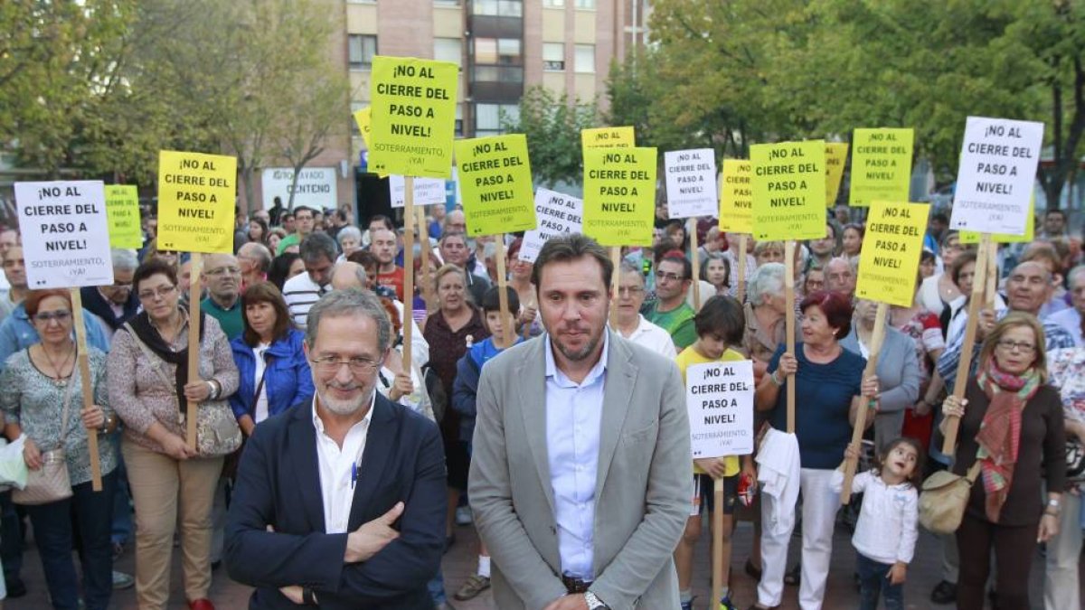 Puente y Saravia, ayer, con los vecinos de Pilarica para explicar la situación del soterramiento y el paso a nivel.-J. M. Lostau