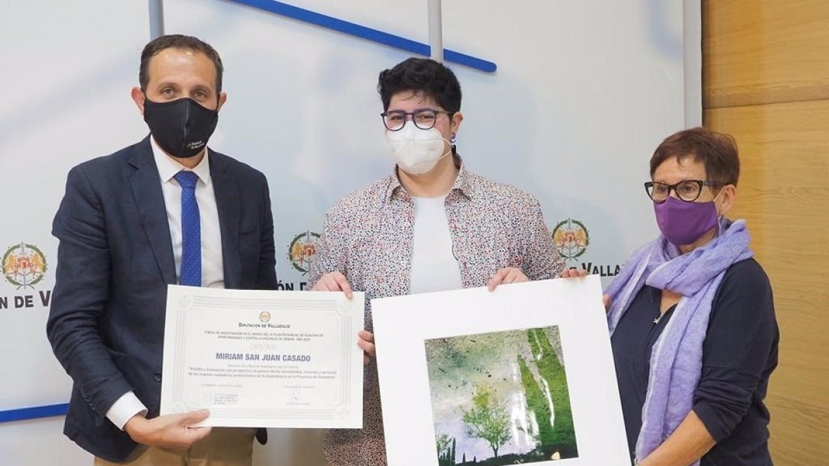 El presidente de la Diputación de Valladolid, Conrado Íscar, entrega a Miriam San Juan la Beca de Investigación, en presencia de su colaboradora, Nina Infante. - DIPUTACIÓN DE VALLADOLID