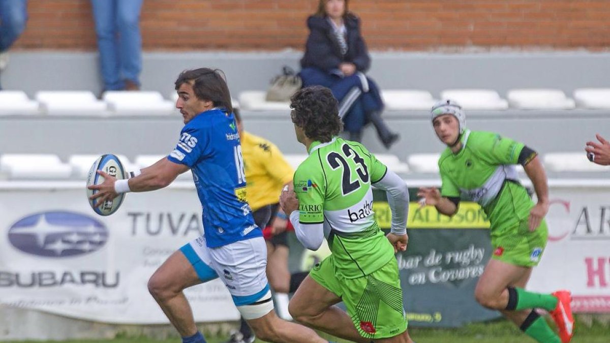 El medio melé Pablo Gil se escapa de sus rivales en la acción más decisiva del encuentro.-P. REQUEJO