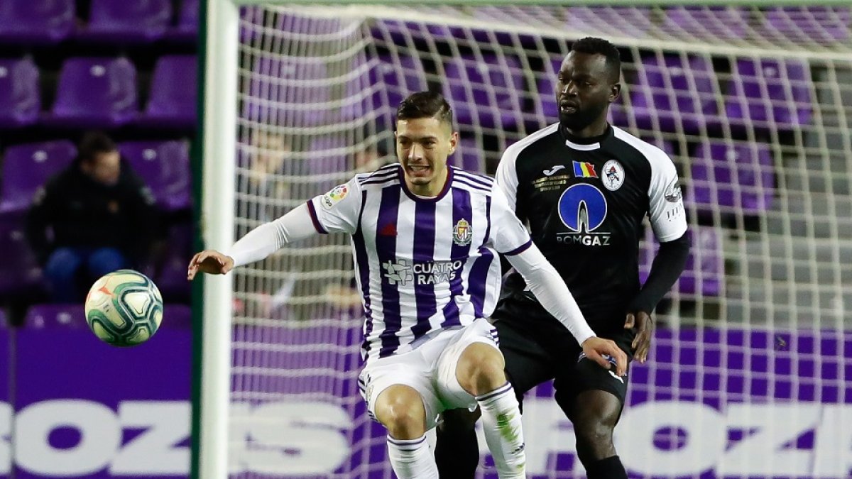 El blanquivioleta Javi Sánchez, durante el partido Real Valladolid-Gaz Metan del Trofeo Ciudad de Valladolid.-J. M. LOSTAU