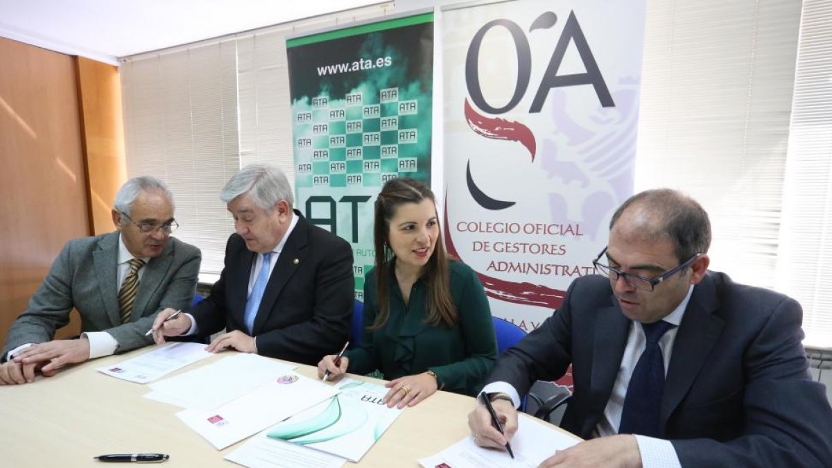 La presidenta regional de la Asociación de Trabajadores Autónomos de Castilla y León (ATA), Soraya Mayo; el presidente del Consejo Autonómico de Gestores, Miguel Ángel Pertejo, y el presidente de la Federación Nacional de Trabajadores Autónomos, Lorenzo A-ICAL