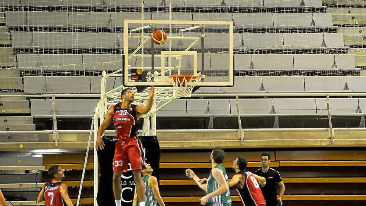 Espectacular salto de Jito Kok en el último duelo ante Huesca.-LOF