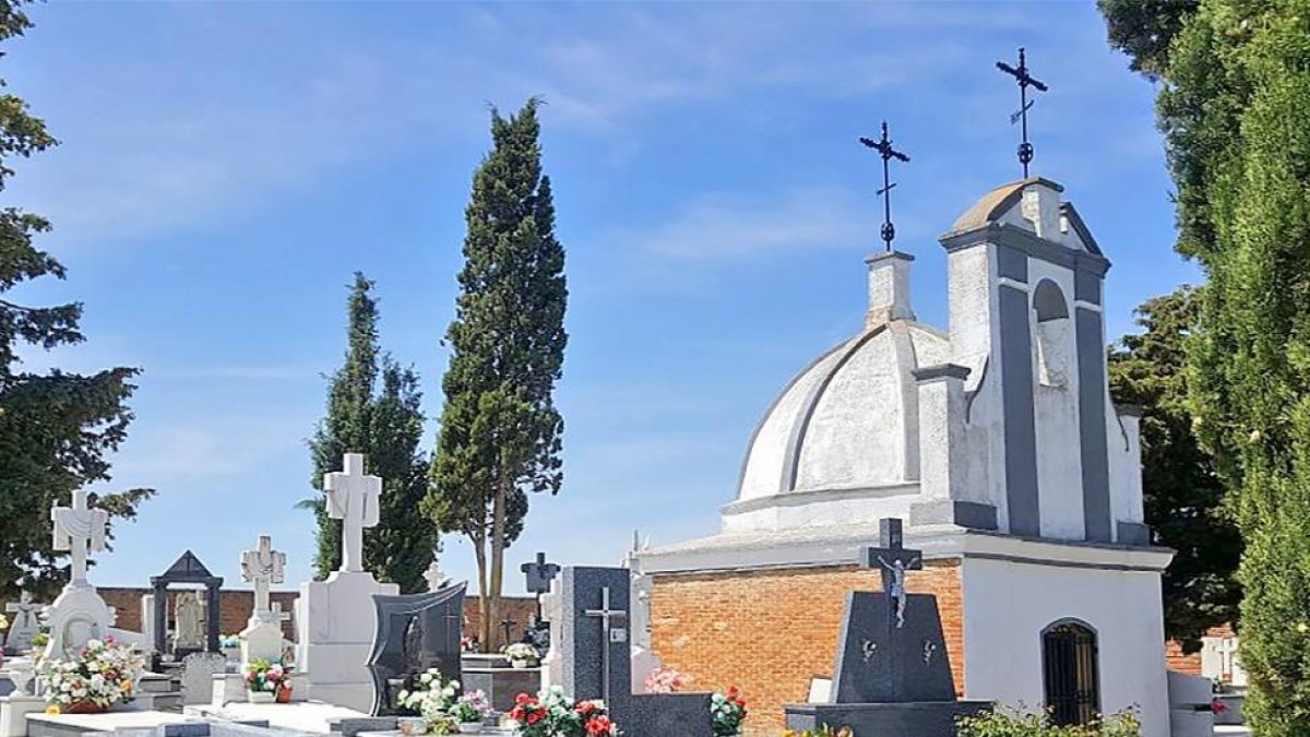 Interior del cementerio de Castrejón de Trabancos, uno de los pueblos con el cementerio ‘saturado’.-A.C.