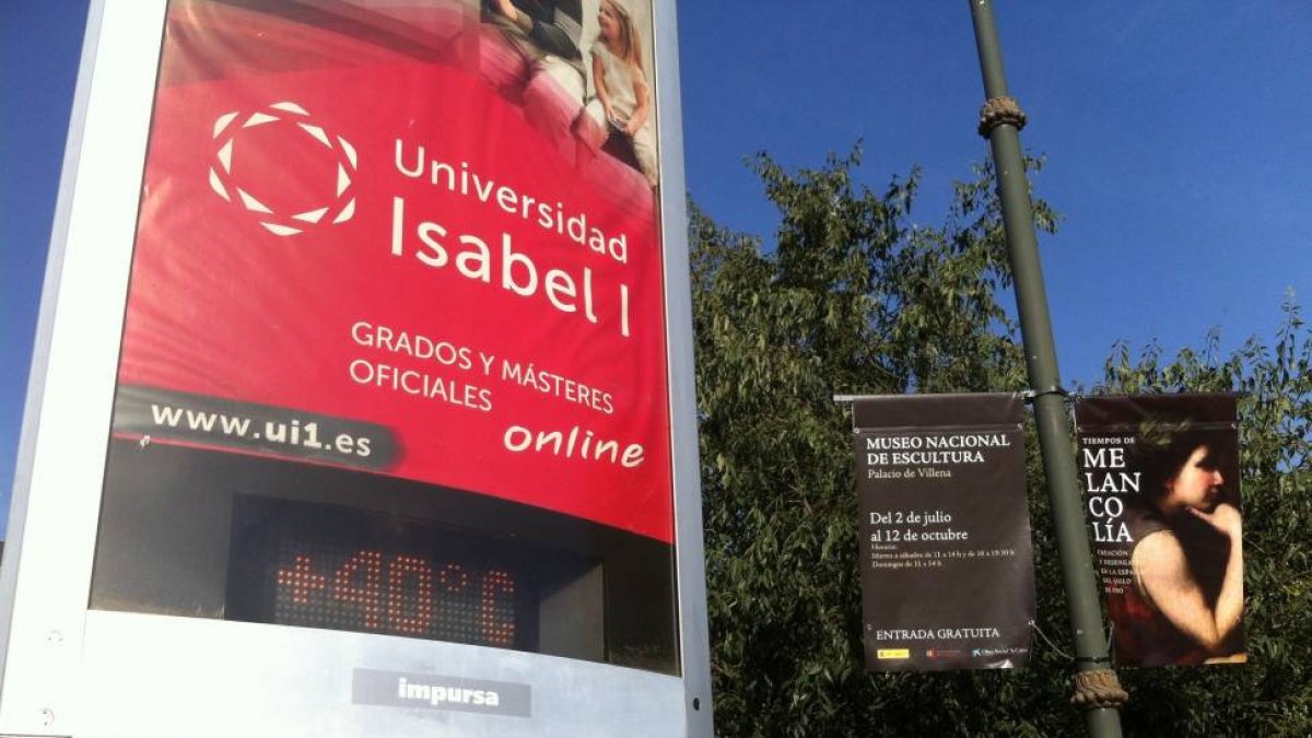 El termómetro de la plaza Poniente marca 40 grados en una calorosa tarde de verano en Valladolid.-ICAL