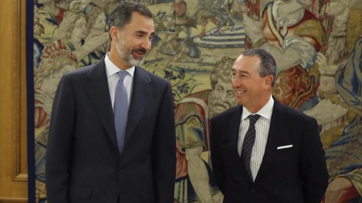 Joan Baldoví saluda al Rey durante su audiencia en el palacio de la Zarzuela.-EFE / POOL
