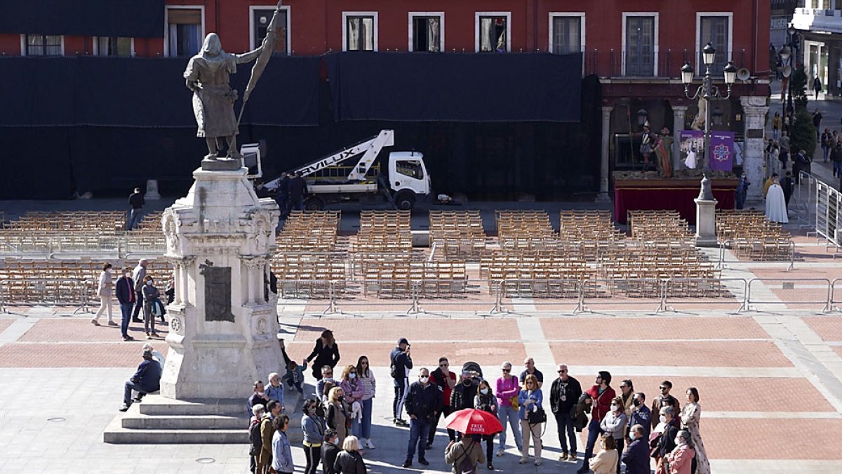 Turistas en la Plaza Mayor de Valladolid durante una visita guiada. ICAL