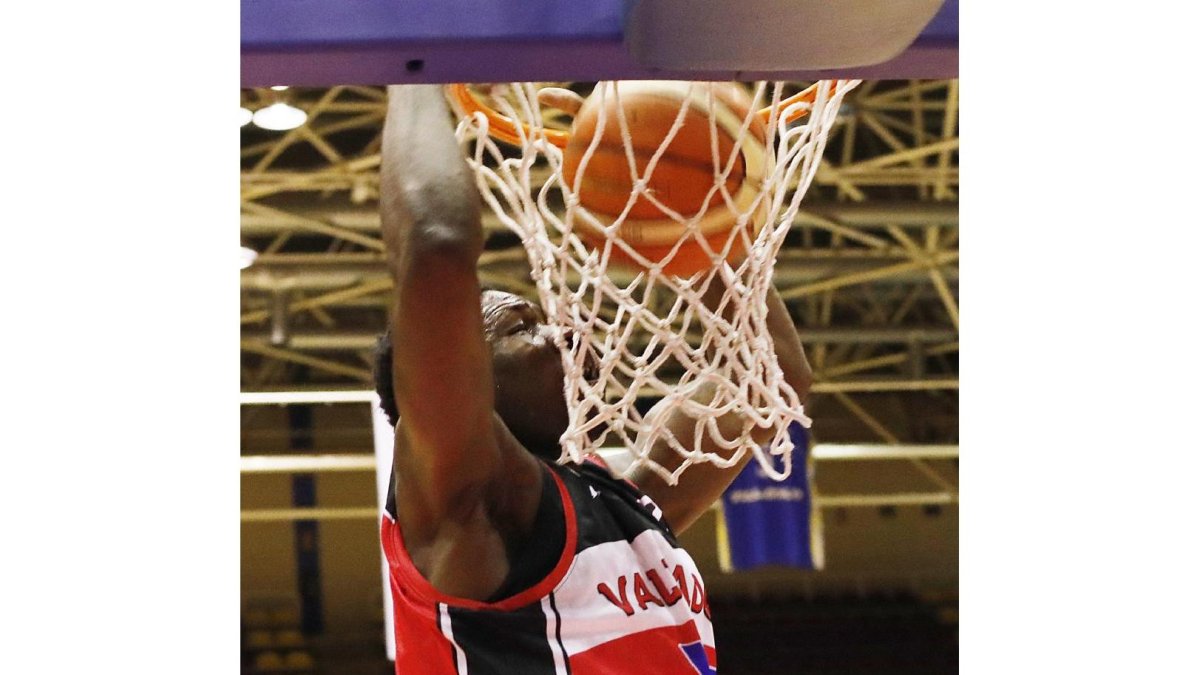 Bubacar Sidibe en una acción de esta temporada.-J. M. LOSTAU