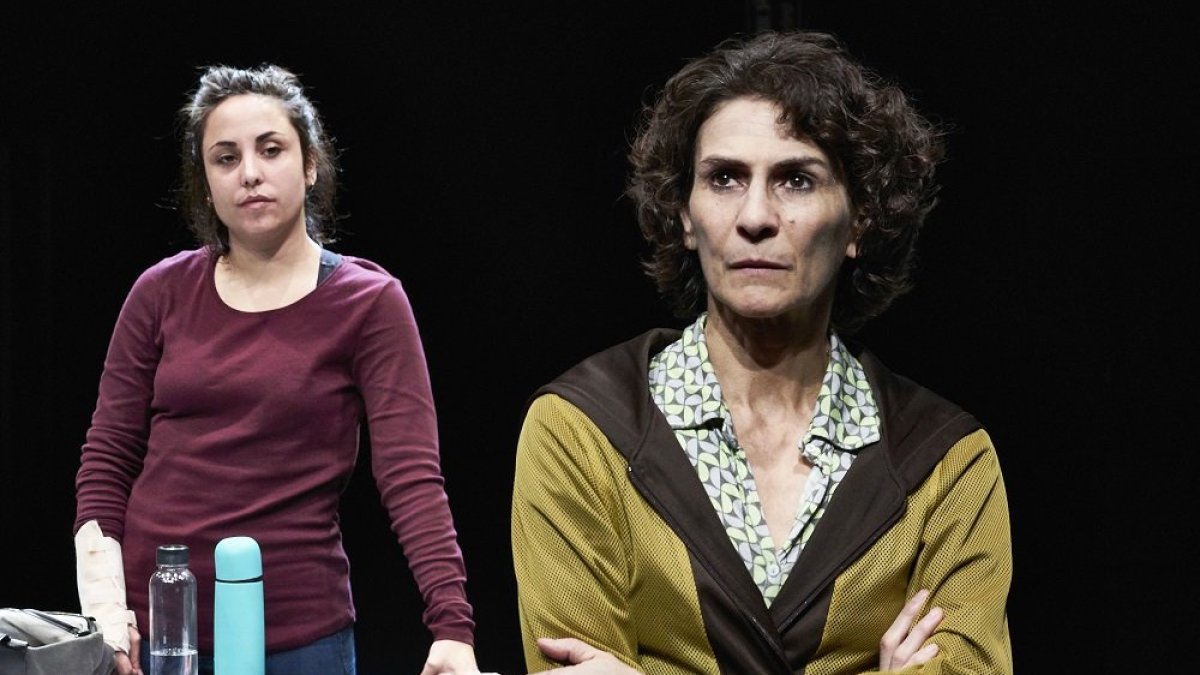 Marta Megías y Gema Matarranz en una escena de ‘La Isla’ que llega este sábado al LAVA. - GERARDO SANZ
