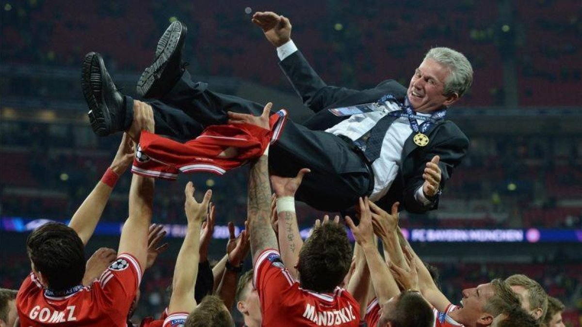 Heynckes, manteado cuando ganó la Champions con el Bayern en el 2013.-AFP / PATRIK STOLLARZ