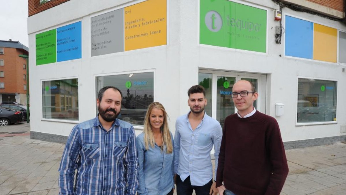Arriba a la derecha, el dispositivo Justmoney. Abajo, trabajadores de la compañía burgalesa Tequipo delante de sus instalaciones.-ISRAEL L. MURILLO