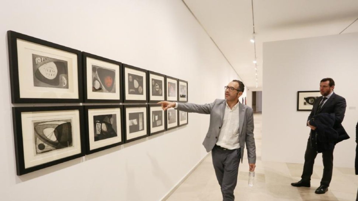El alcalde de Valladolid, Óscar Puente, presenta la exposición 'José Guerrero. Del relámpago el fulgor', organizada con motivo del centenario del nacimiento del artist.-ICAL