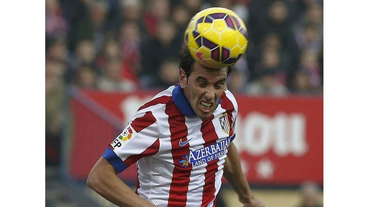 Godín remata de cabeza consiguiendo el tercer gol para su equipo.-EFE