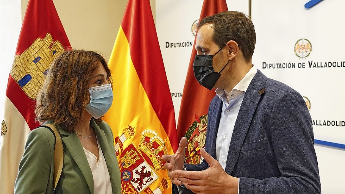 Vallaodlid. 20/5/2021. 
Lola Hernández y Conrado Íscar en la presentación del nuevo servicio de defensa jurídica. EL MUNDO