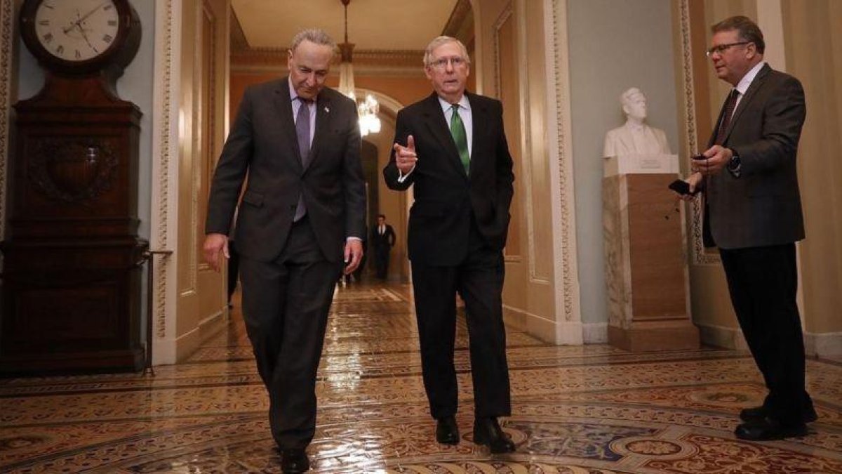 El líder demócrata en el Senado, Charles Schumer (a la derecha), y el líder de los republicanos, Mitch McConnell.-CHIP SOMODEVILLA / AFP