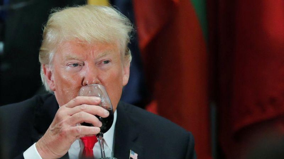 El presidente de Estados Unidos, Donald Trump, bebe de su copa durante una cena en la ONU.-CARLOS BARRIA (REUTERS)