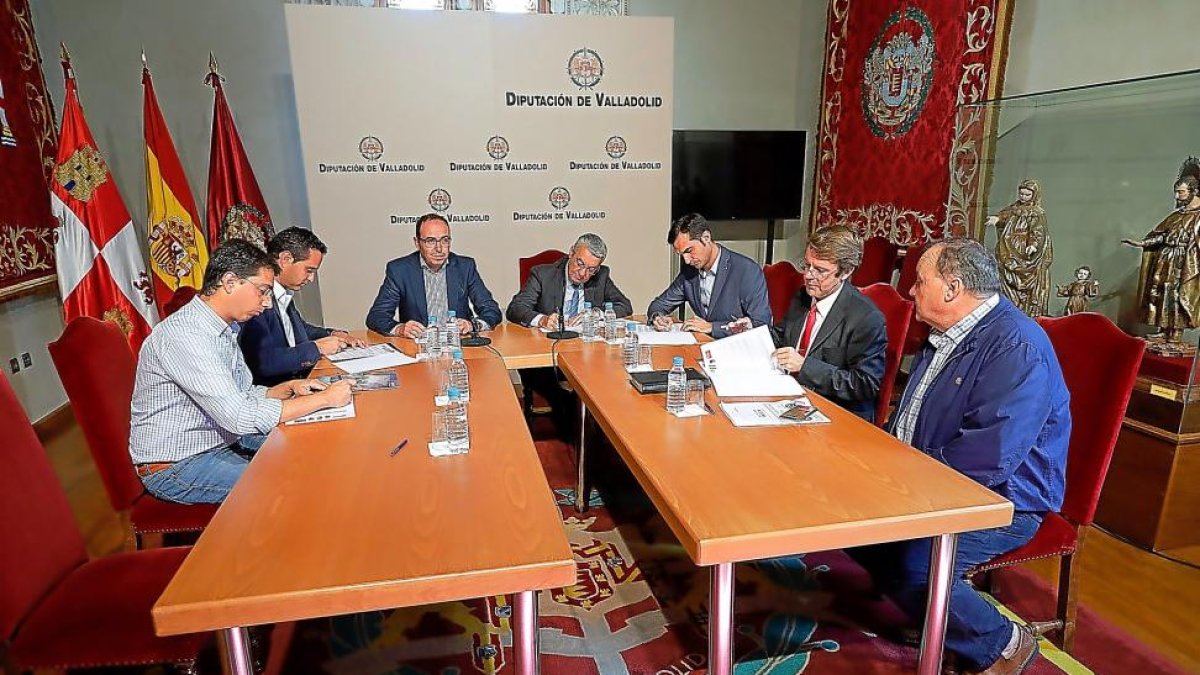 Representantes de Fundación Michelin, Red Talento Empleo, Diputación y alcaldes ayer, en la firma del convenio.-EL MUNDO