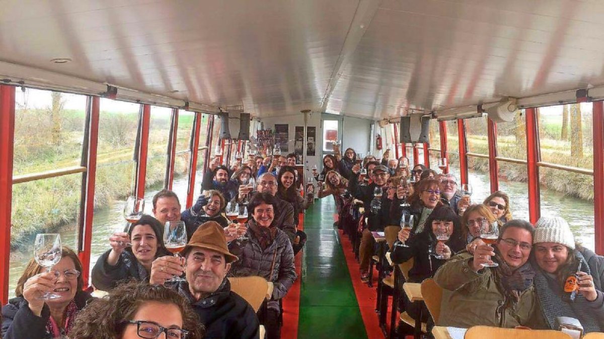 Los viajeros disfrutaron de una cata de cervezas de la provincia.-E. M.