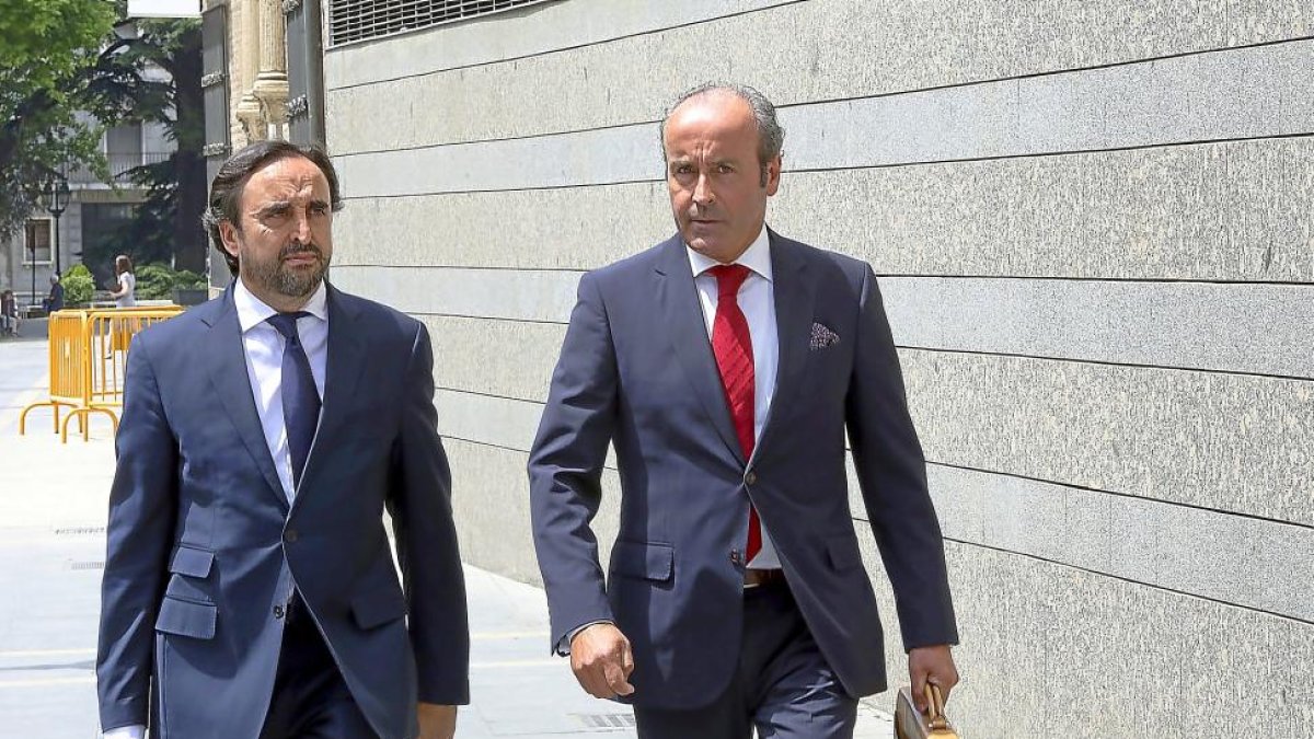 Alberto Esgueva (i), en junio, uando acudió a declarar por la trama eólica en los juzgados vallisoletanos.-ICAL