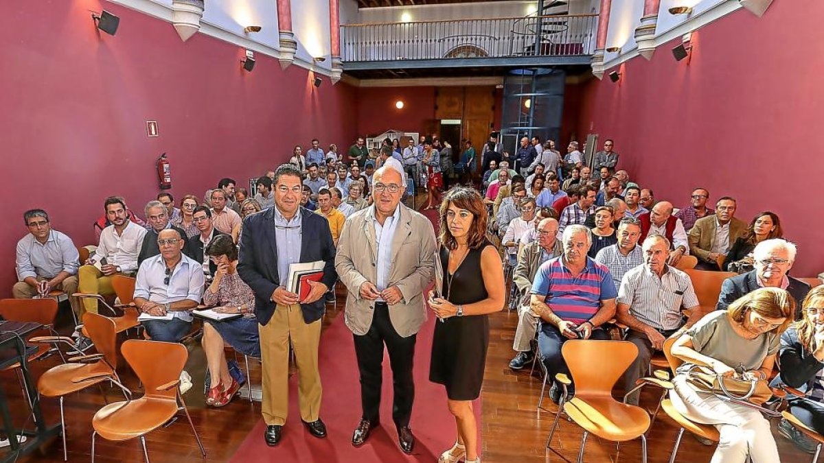 Alberto Collantes, Jesús Julio Carnero y Dolores Hernández ayer, en la inauguración de la jornada con alcaldes.-ICAL