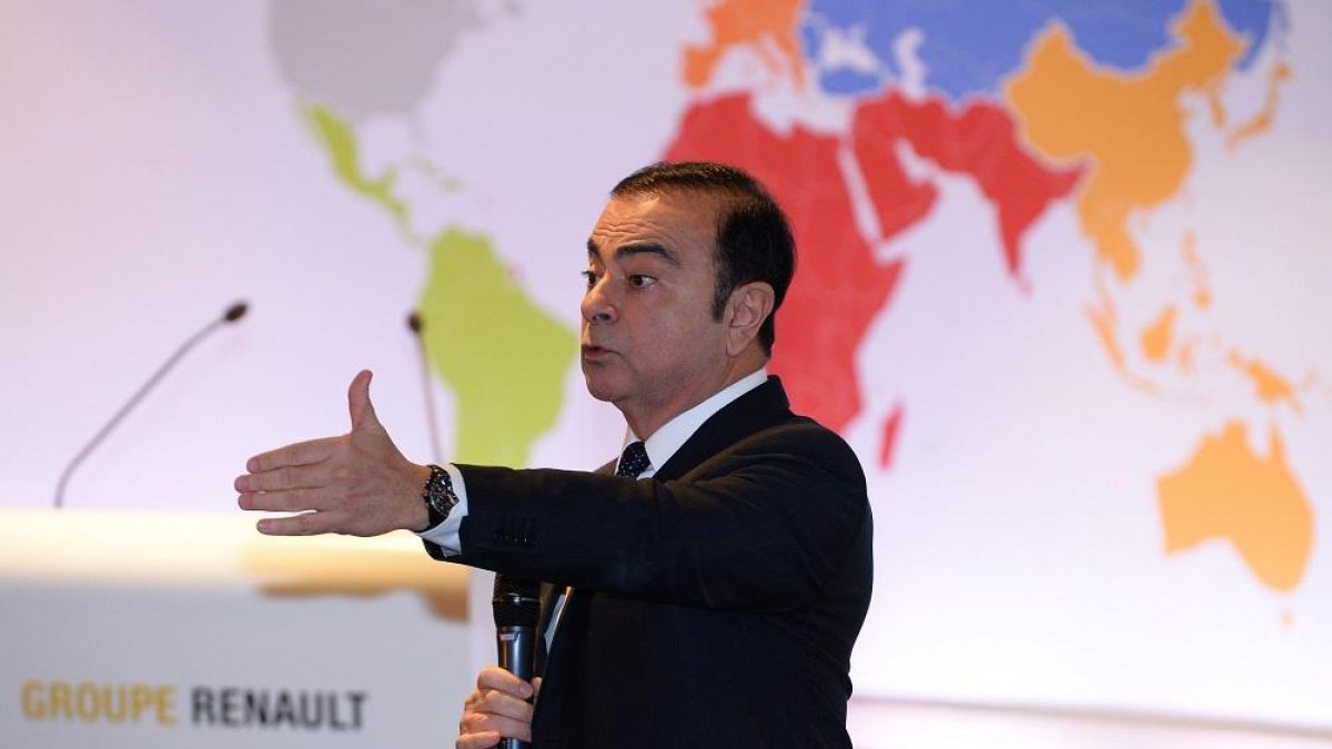 Carlos Ghosn durante una exposición.-EL MUNDO