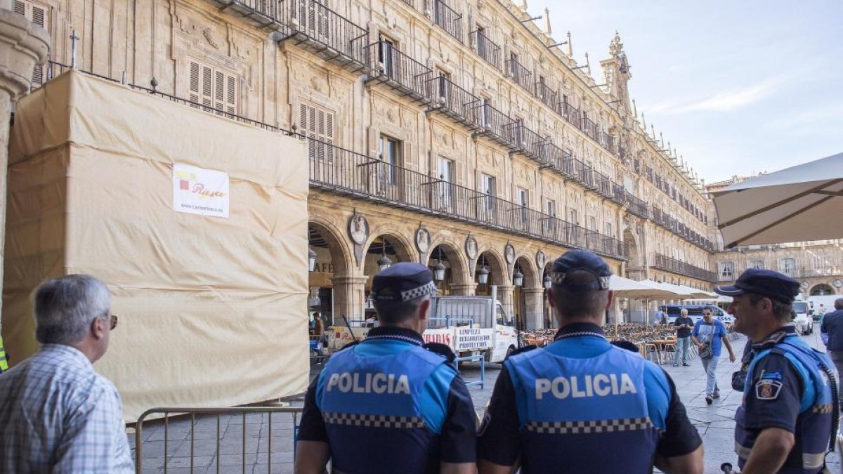 Comienza la retirada del medallón de Franco de la plaza Mayor de Salamanca-ICAL