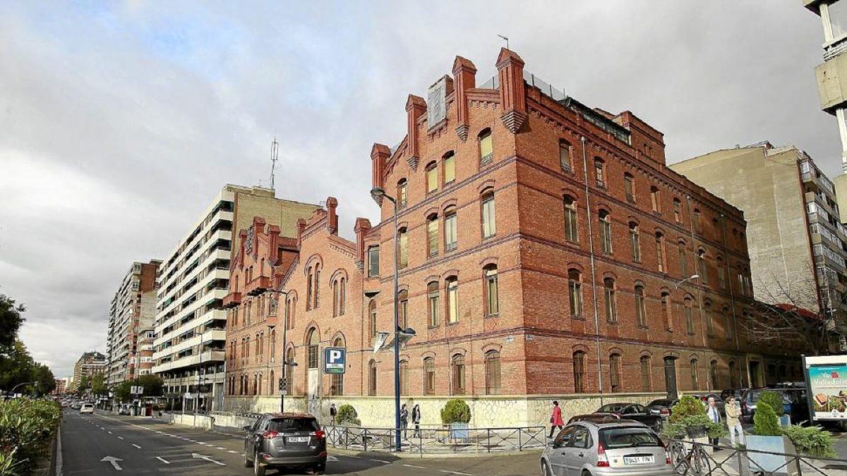 Edificio de la antigua Electra en el Paseo de Isabel la Católica en Valladolid.-J.M. LOSTAU