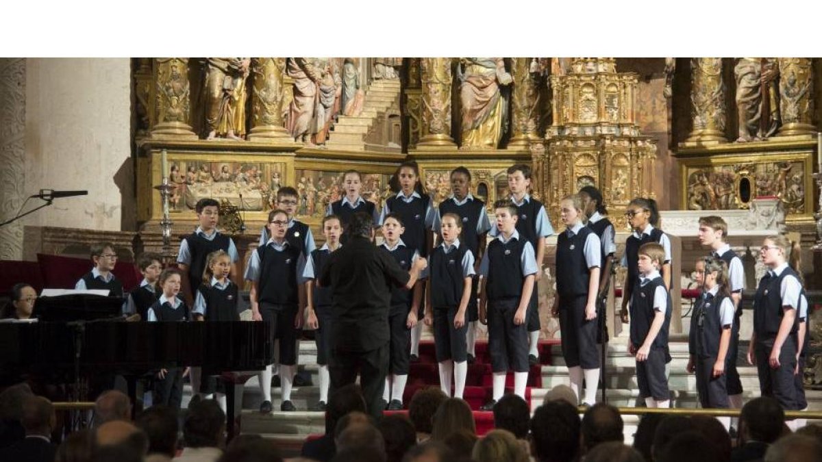 La Fundación AXA celebra este año el XX aniversario de su colaboración en la rehabilitación y conservación de la catedral de Burgos con un concierto que lleva a la ciudad al coro infantil de Saint- Marc, conocido popularmente como Los Chicos del Coro.-ICAL