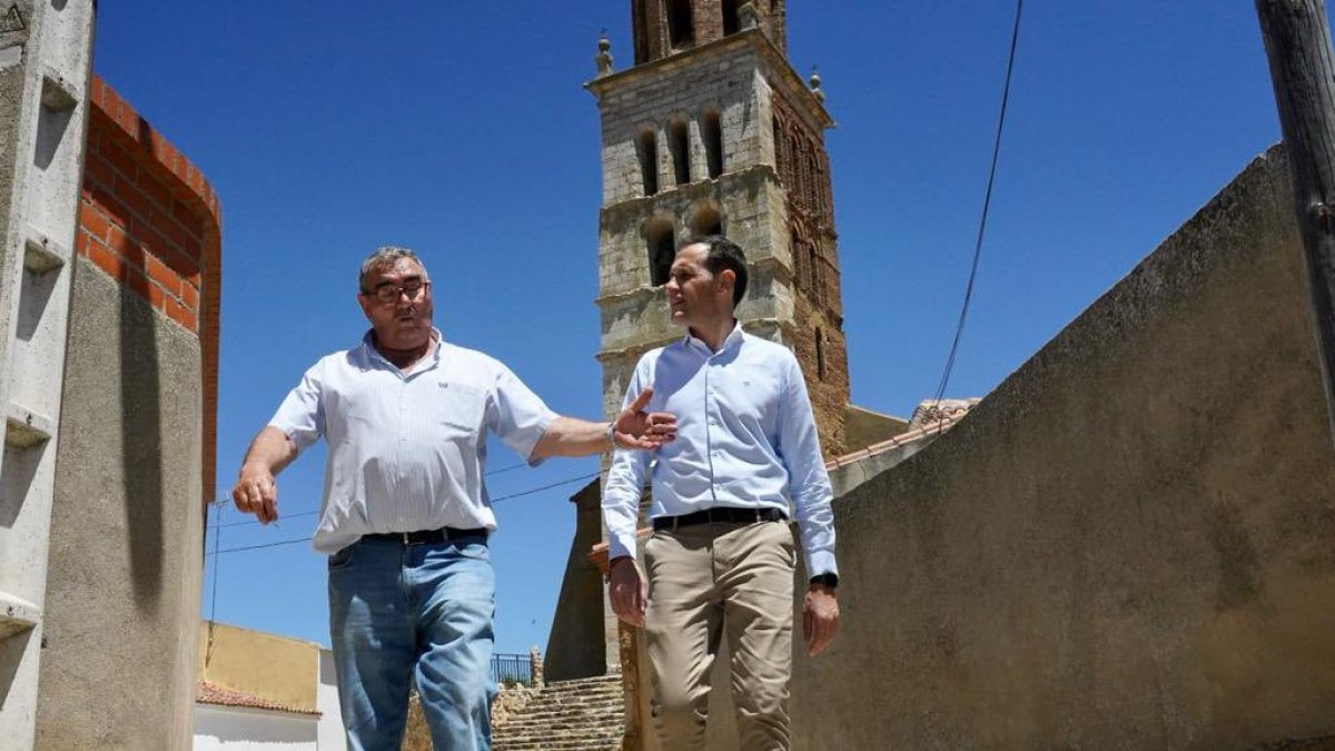 Conrado Íscar de visita en Villamuriel de Campos.- E. M.