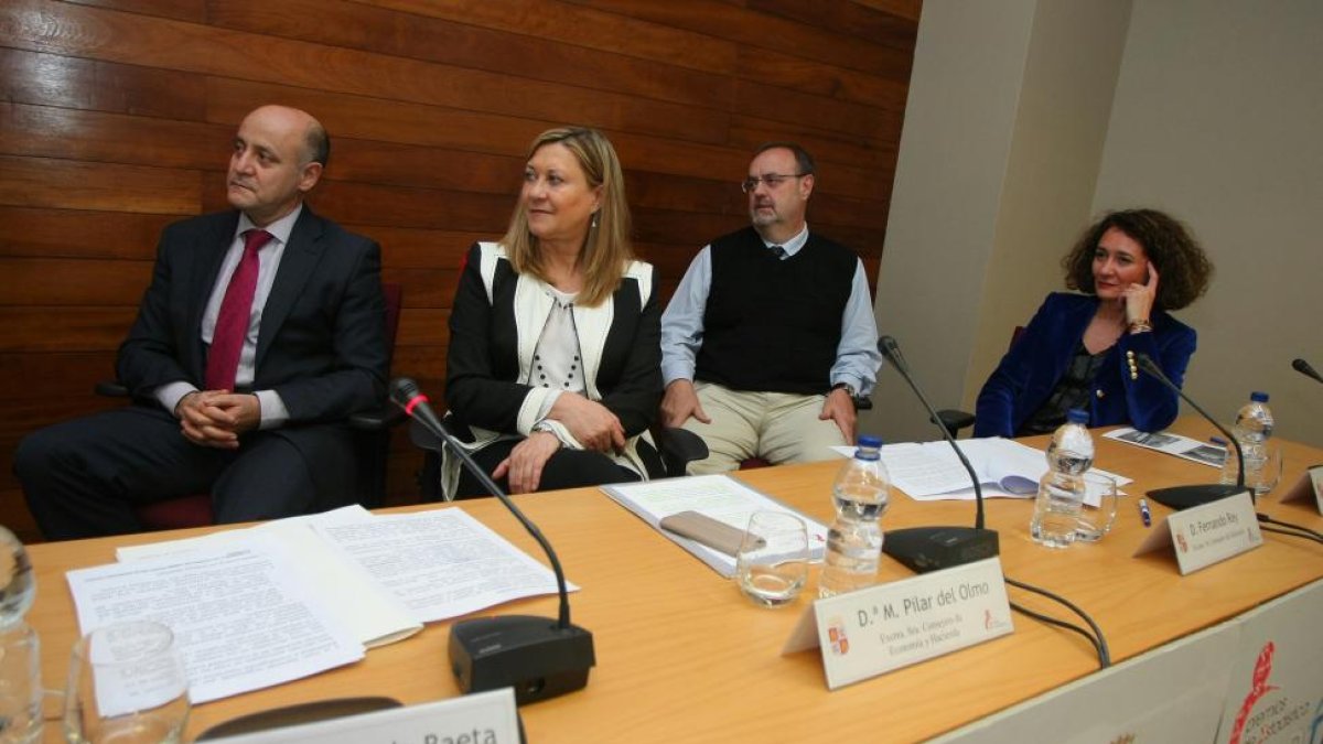 (I a D): El director general de Presupuestos y Estadística de la Junta, Jose Armando Baeta; la consejera de Economía y Hacienda y Educación, Pilar del Olmo; el consejero de Educación, Fernando Rey; y la alcaldesa de Ponferrada, Gloria Fernández Merayo, du-Ical