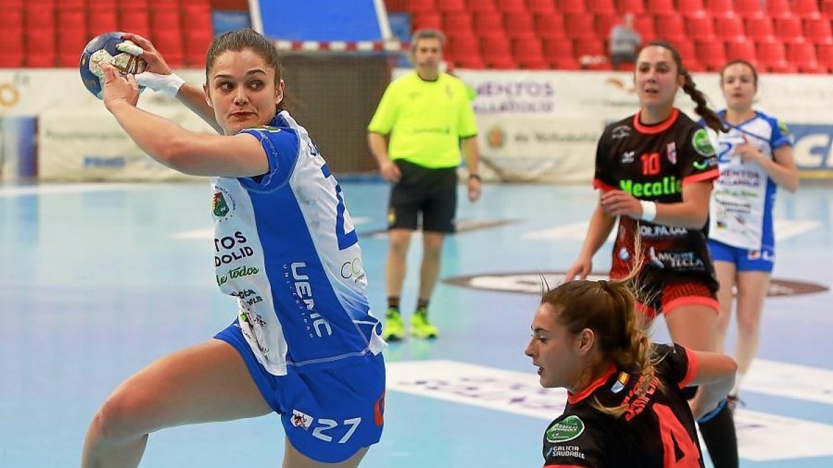 Elena Cuadrado lanza en solitario tras liberarse de una rival del Guardés.-J.M. LOSTAU