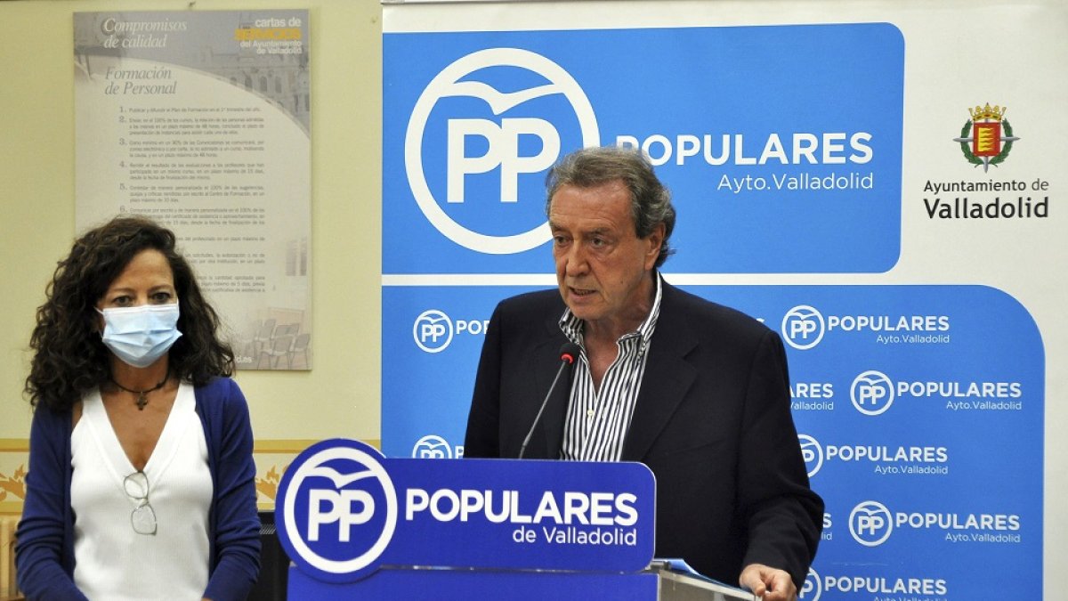 Los ediles del PP, María de Diego y José Antonio de Santiago-Juárez, en la presentación de las mociones. E. M.