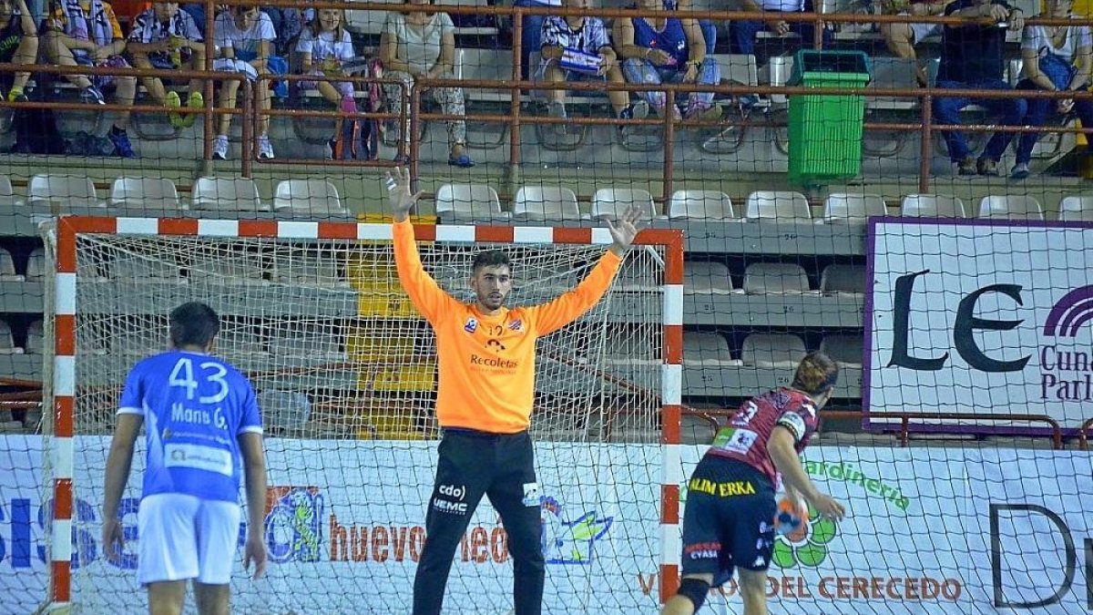El portero del Recoletas, Carlos Calle, intenta detener un penalti.-E. M.