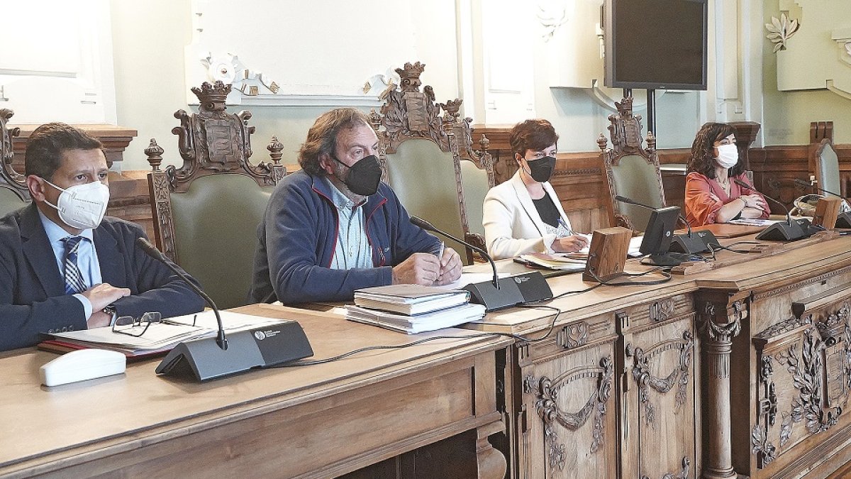 María Sánchez, durante la reunión de la comisión técnico política sobre Nevasa.- E. M.