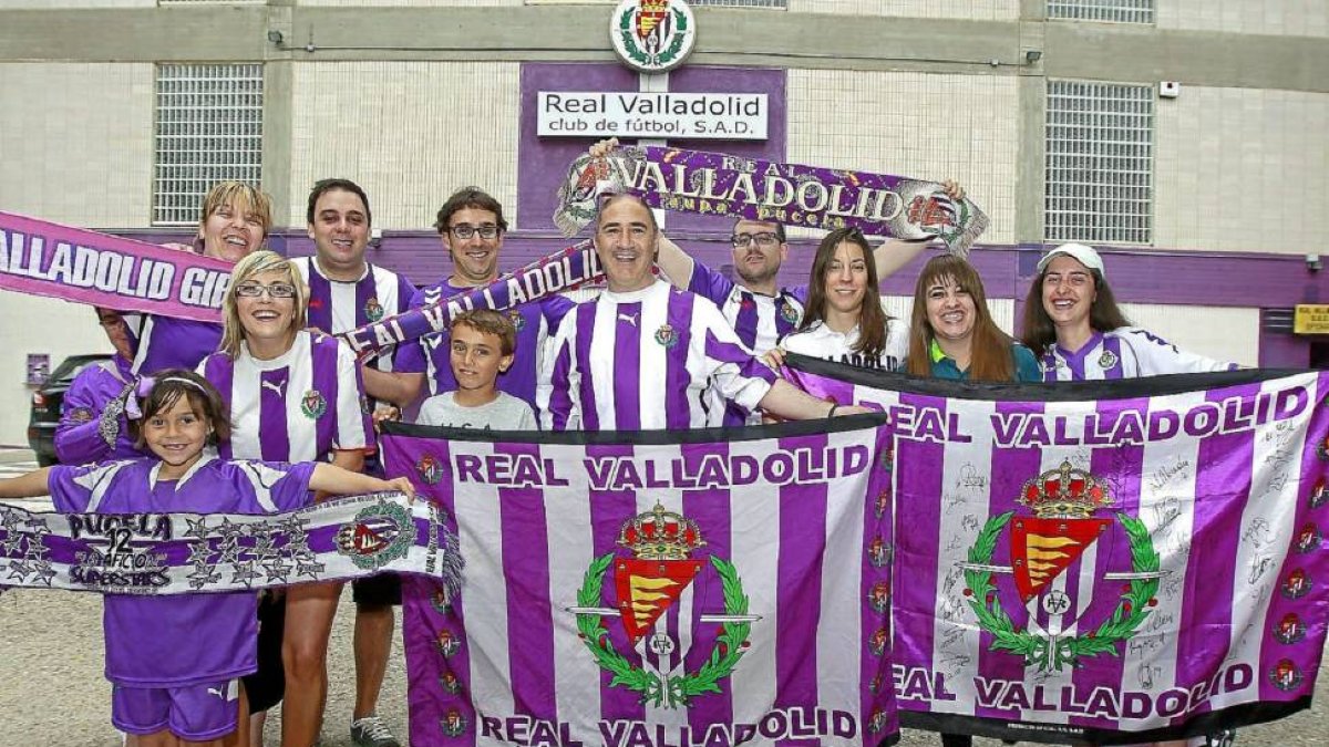 Representantes de varias peñas se reunieron en los Anexos para dar aliento a los jugadores blanquivioletas..-J.M. Lostau