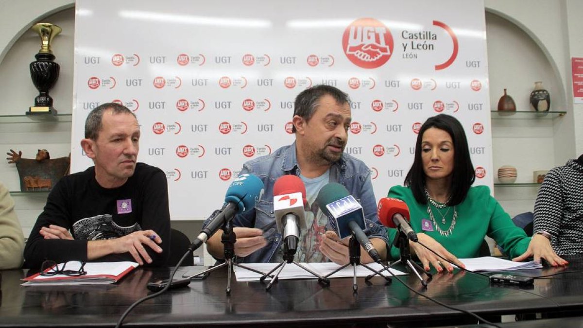 El presidente del comité de empresa, Enrique Reguero (C)-Ical