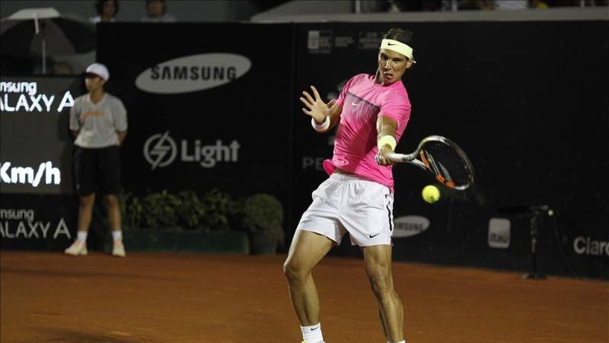 El tenista español Rafael Nadal devuelve una bola ante el brasileño Thomaz Bellucci durante la primera ronda del Abierto de Río 2015 en Río de Janeiro.-EFE