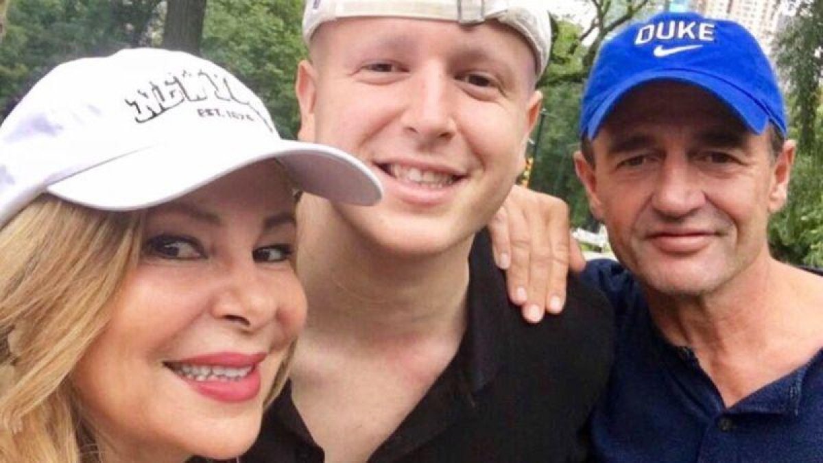 Ana Obregón junto a su hijo Álex y Alessandro Lequio.-EL PERIÓDICO
