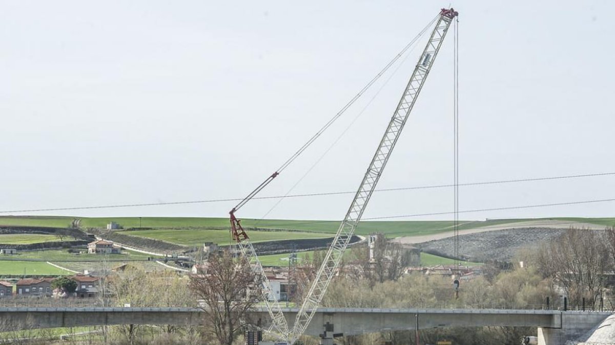 Imagen de las obras de retistución del viaducto de Frandovínez, en Burgos.-ISRAEL L. MURILLO