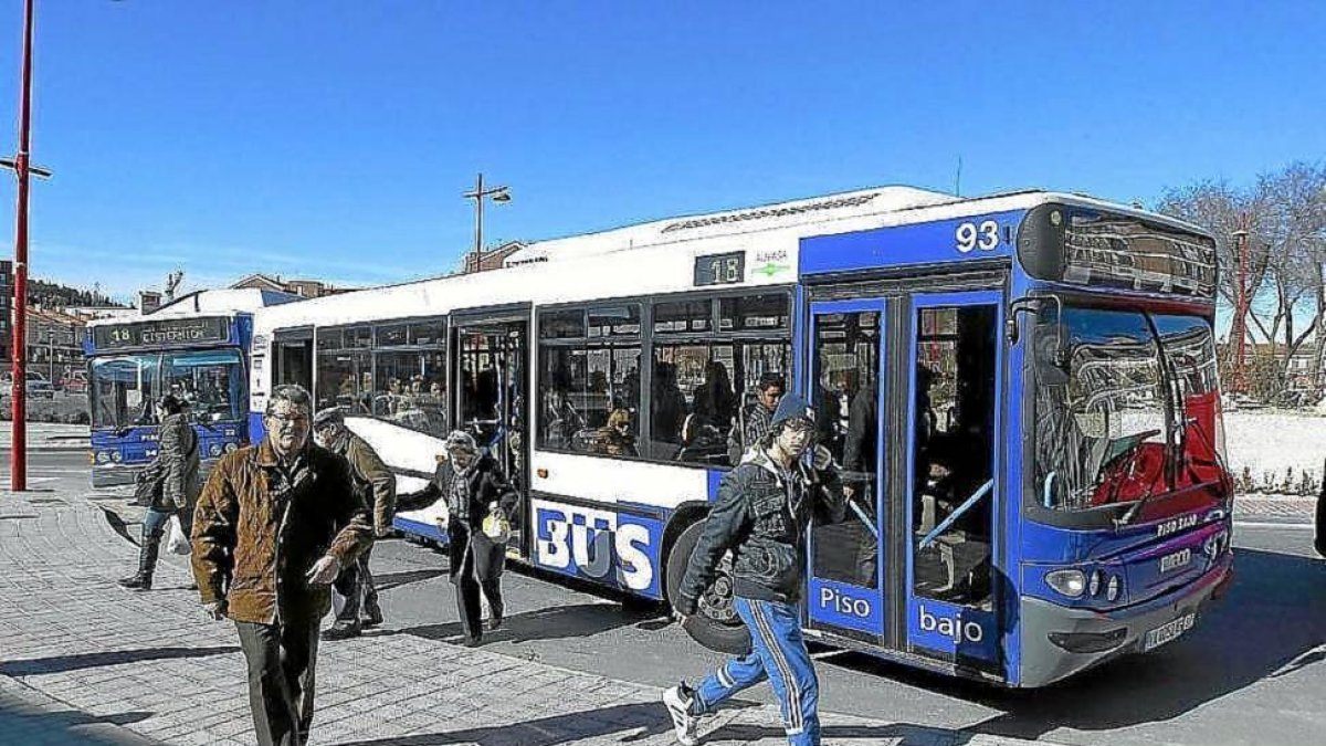 Pasajeros de un autobús urbano descienden en La Cistérniga.-EL MUNDO