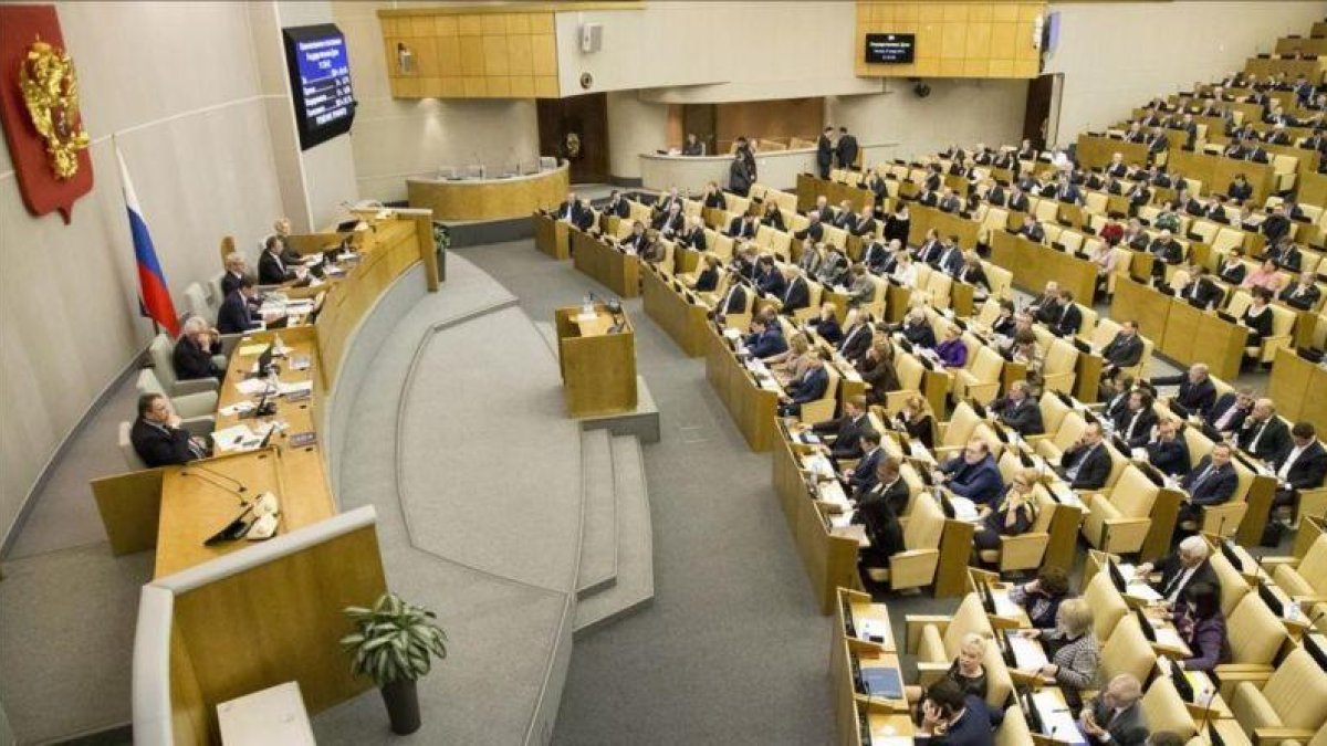 Los diputados de la Duma votan la nueva y polémica ley sobre la violencia doméstica.-AP / ALEXANDER ZEMLIANICHENKO